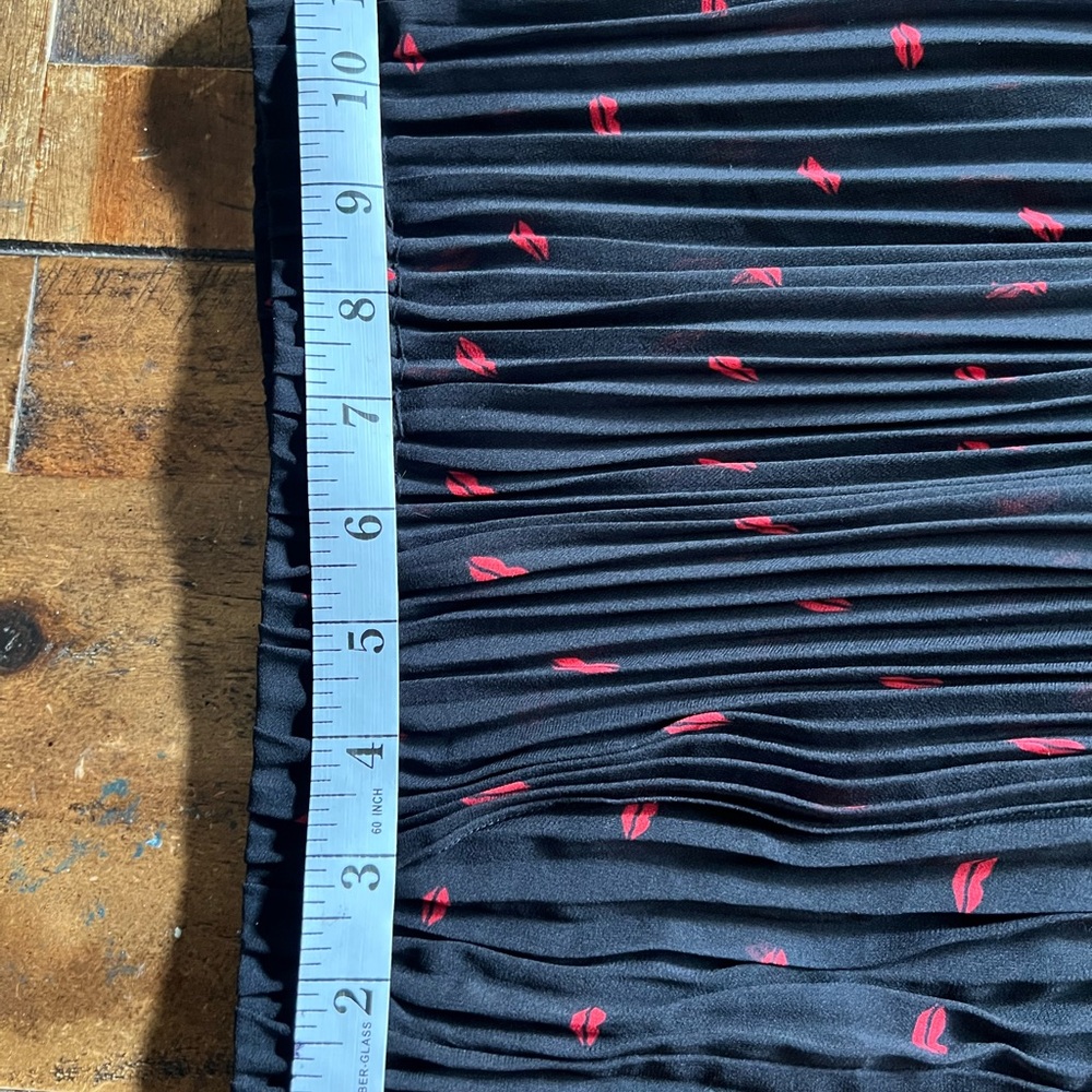 Elegant Black Maxi Skirt with Red Lip Pattern - Picture 5 of 7